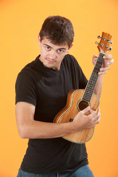 Sérieux adolescent ukulele joueur — Photo
