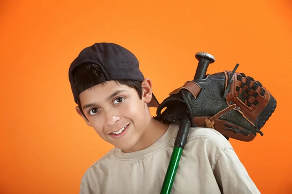 Niño con guante de béisbol y bate —  Fotos de Stock