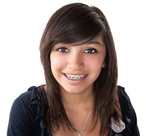 Roztomilá dívka latino, usmívá se závorkami — Stock fotografie
