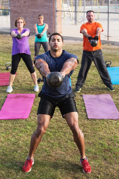 Hombre fuerte dirigiendo Kettle Bell Training —  Fotos de Stock