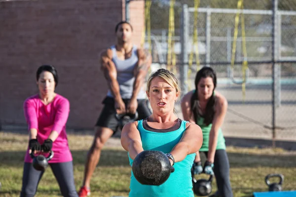 Ajustar a hombres y mujeres haciendo ejercicio al aire libre — Foto de Stock