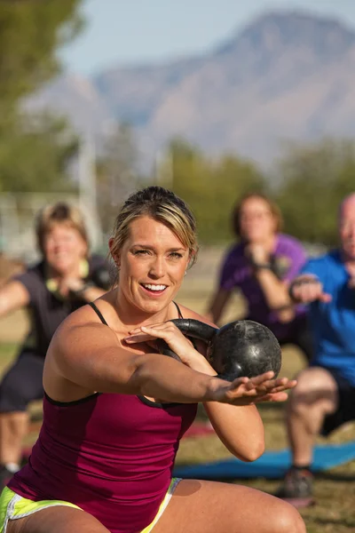 Uśmiechający się instruktor fitness z klasy — Zdjęcie stockowe