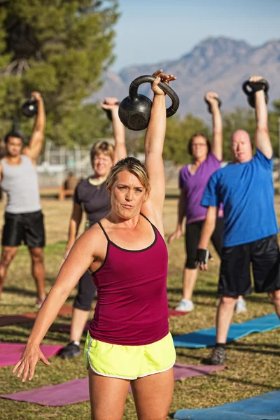 Vrouw onderwijzen fitness klasse — Stockfoto