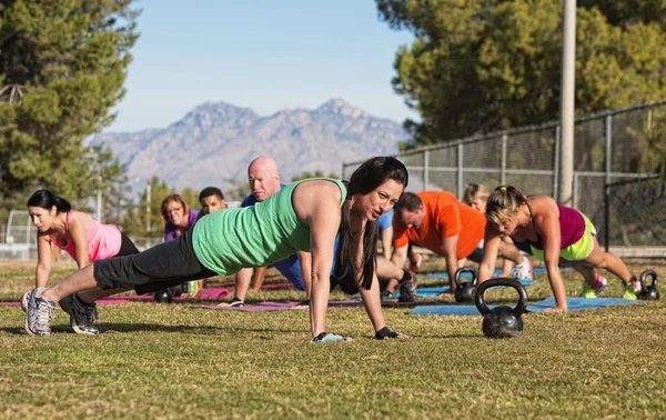 Lidé dělají push ups — Stock fotografie