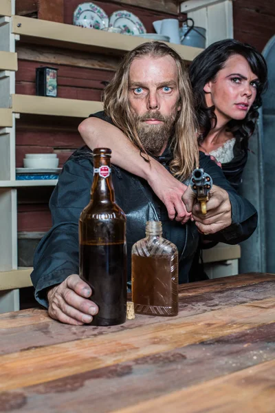 Krankzinnige westerse mens met vrouw aan tafel — Stockfoto