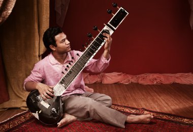 yakışıklı sitar oyuncu
