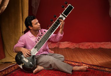 yakışıklı sitar oyuncu