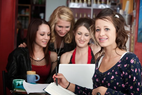 Faire des devoirs avec des amis — Photo