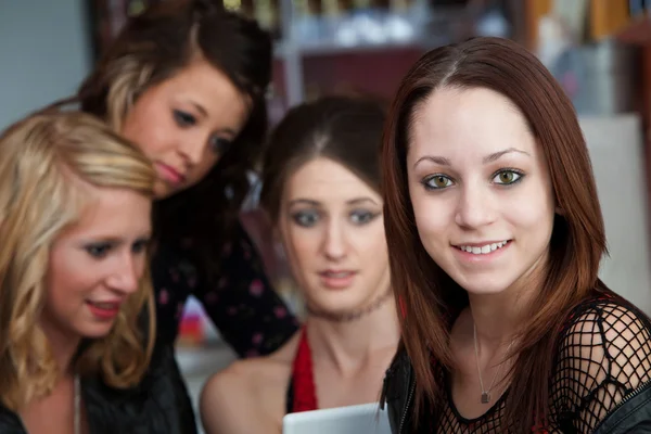 Roztomilá vypadající dívka s přáteli v kavárně — Stock fotografie