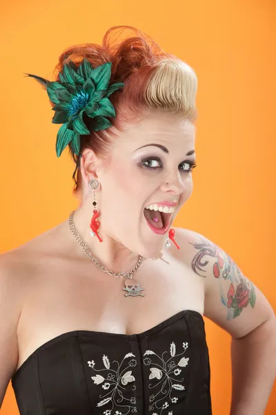 Vrouw met tatoeages en gepiercete tong — Stockfoto