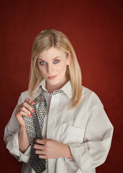 Linda chica usando camisa y corbata — Foto de Stock