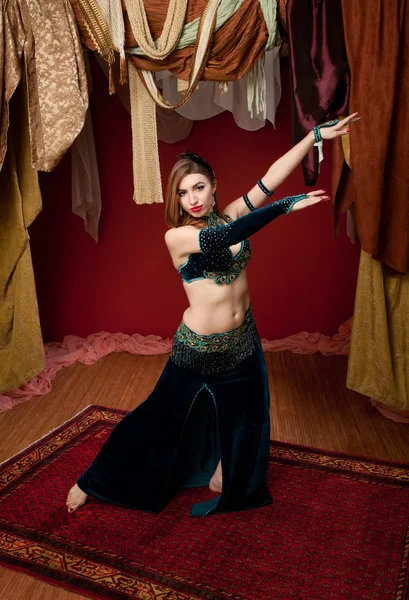 Gorgeous Belly Dancer — Stock Photo, Image