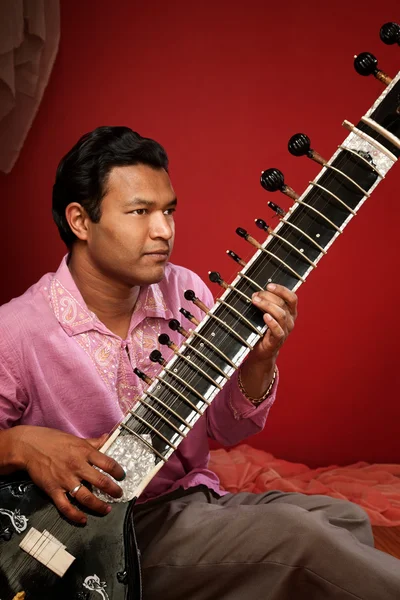 Indiano homem tocando guitarra — Fotografia de Stock