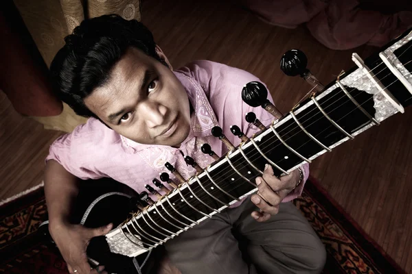 Hombre indio toca una guitarra —  Fotos de Stock