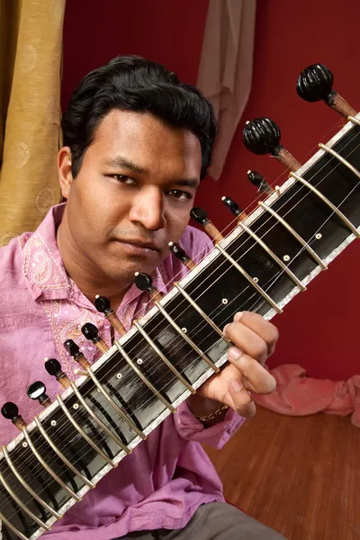 Indisk man spelar en sitar — Stockfoto