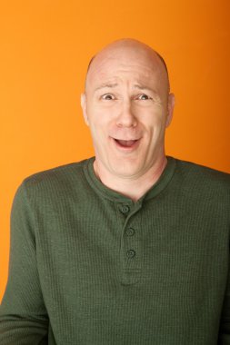 Kel beyaz adam şaşkın