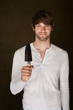 gülümseyen adam mala tutarak