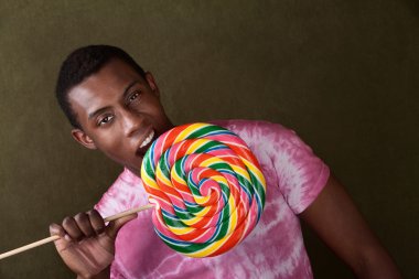 genç adam ısırık içine dev bir lolipop