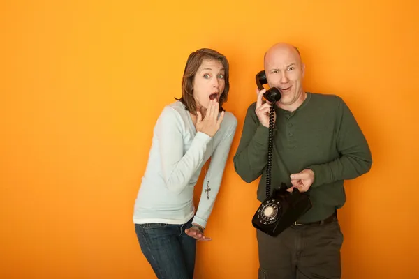 Casal surpreso no telefone — Fotografia de Stock