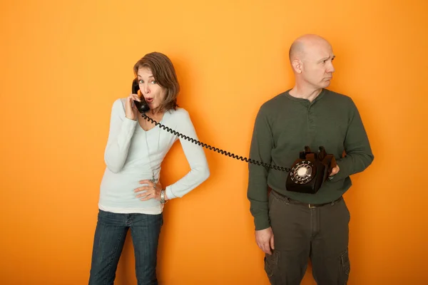 Couple sur appel téléphonique — Photo