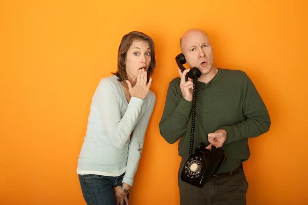 Femme choquée écoutant une conversation téléphonique — Photo