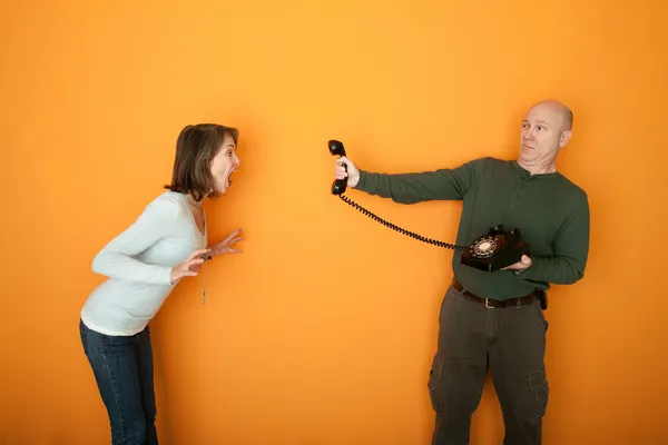 Femme en colère crie à un téléphone — Photo