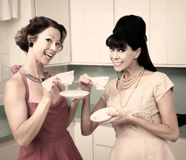 Vrouwen genieten van koffie — Stockfoto