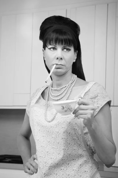 Femme avec cigarette et tasse de café — Photo