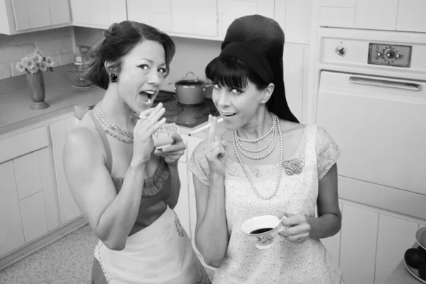 Frauen rauchen und trinken Kaffee — Stockfoto