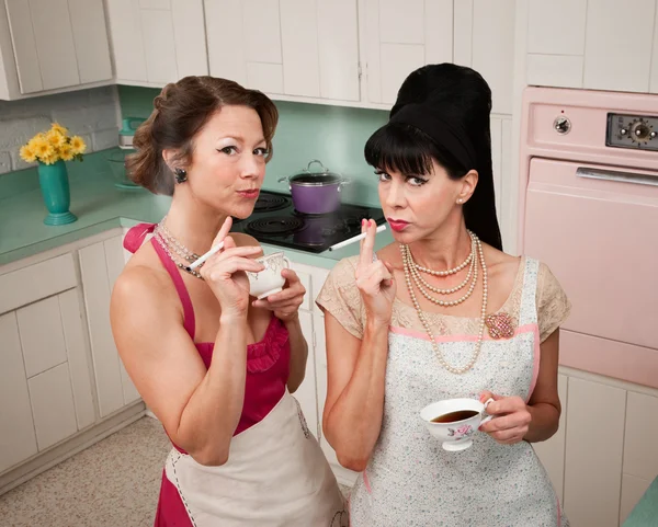 Women Smoking Cigarette — Stock Photo, Image