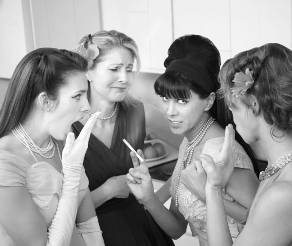 Vrouwen roddelen in keuken — Stockfoto