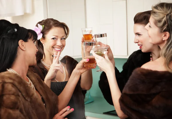 Donas de casa felizes beber na cozinha — Fotografia de Stock