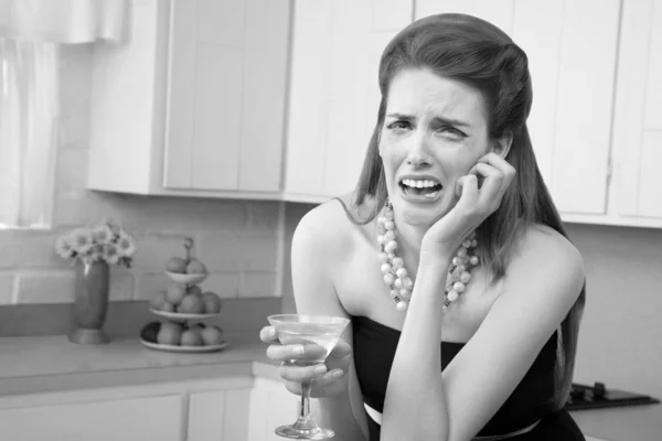 Mulher chorando com um Martini — Fotografia de Stock