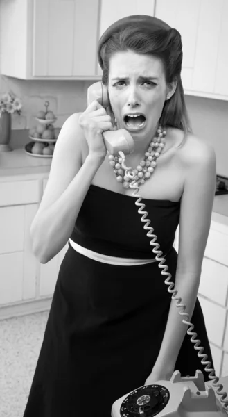 Weinende Frau am Telefon — Stockfoto