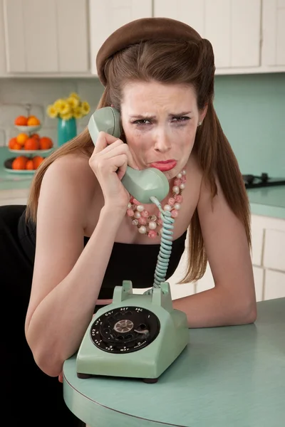 Žena crys na telefonu — Stock fotografie