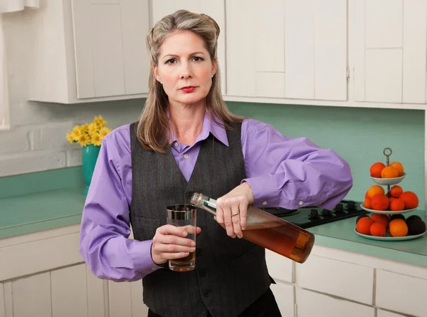 Frau im Schlepptau schenkt einen Drink ein — Stockfoto