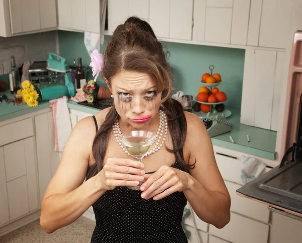 Płacząca kobieta pije martini — Zdjęcie stockowe