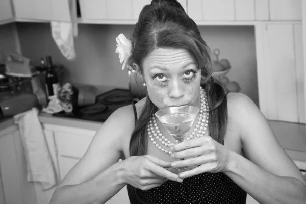 Huilende vrouw heeft een drankje — Stockfoto