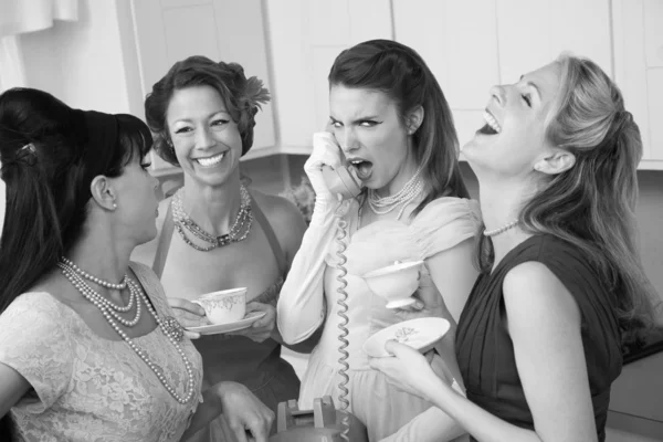 Vrouw lachen om vriend op telefoon — Stockfoto
