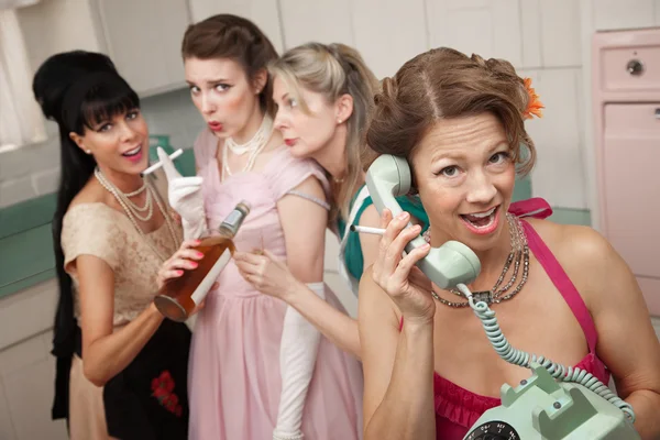 Opgewonden vrouw aan telefoongesprek — Stockfoto