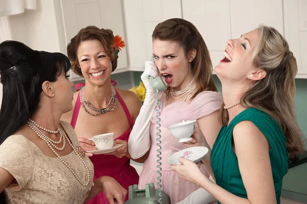 Женщина смеется над другом по телефону — стоковое фото