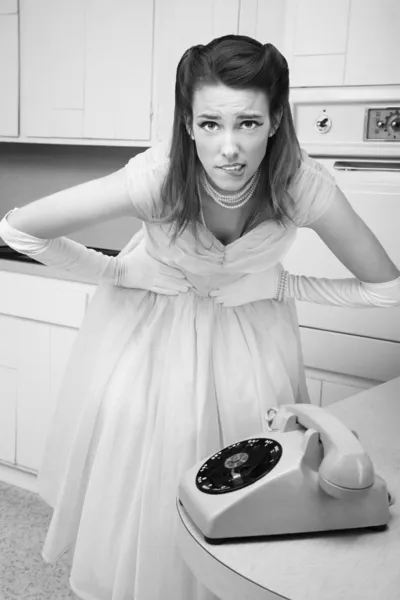 Mujer espera junto al teléfono —  Fotos de Stock