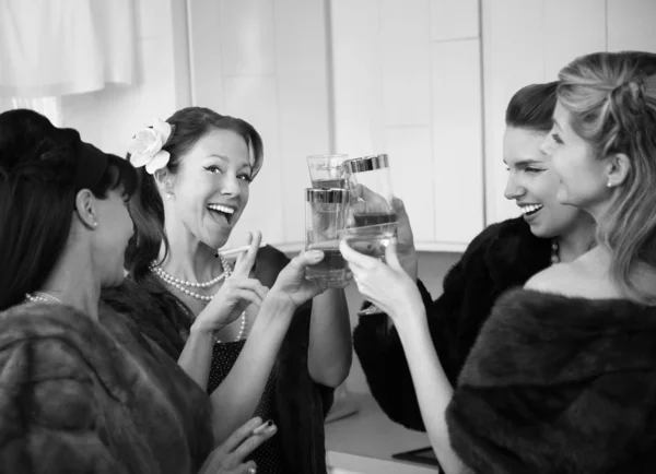 Женщины поднимают тост — стоковое фото