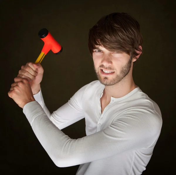 Uomo pratico con martello — Foto Stock