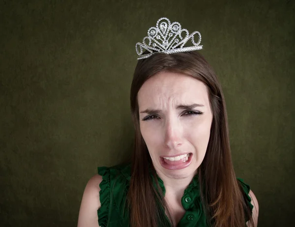 Mujer llorando en una tiara —  Fotos de Stock