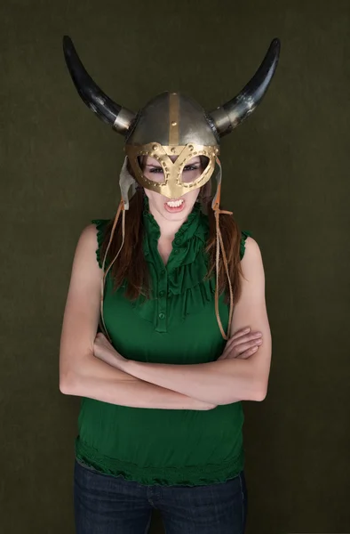 Perempuan di Viking Helm — Stok Foto