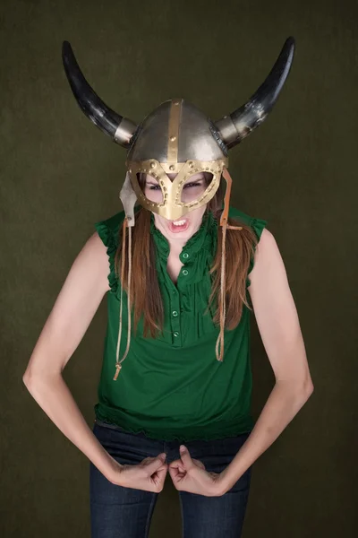 Žena v viking helma ohne její svaly — Stock fotografie