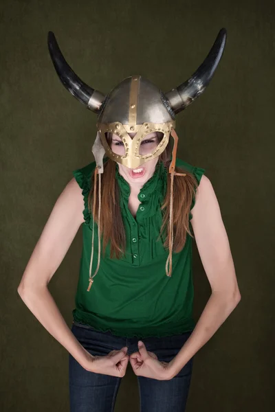 Vrouw in viking helm buigt haar spieren — Stockfoto