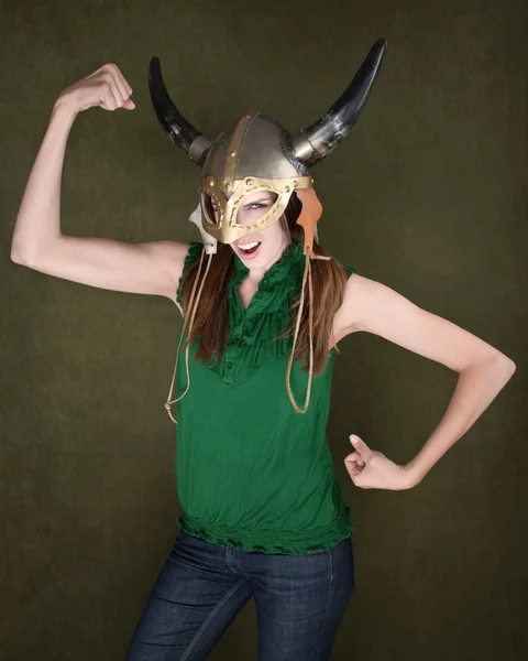 Vrouw in viking helm buigt haar spieren — Stockfoto