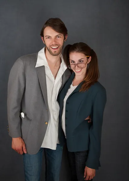 Homem sorridente e mulher de olhos cruzados — Fotografia de Stock